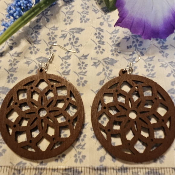 This listing is for a Beautiful pair of earrings. These earrings are great for a - Picture 6 of 13